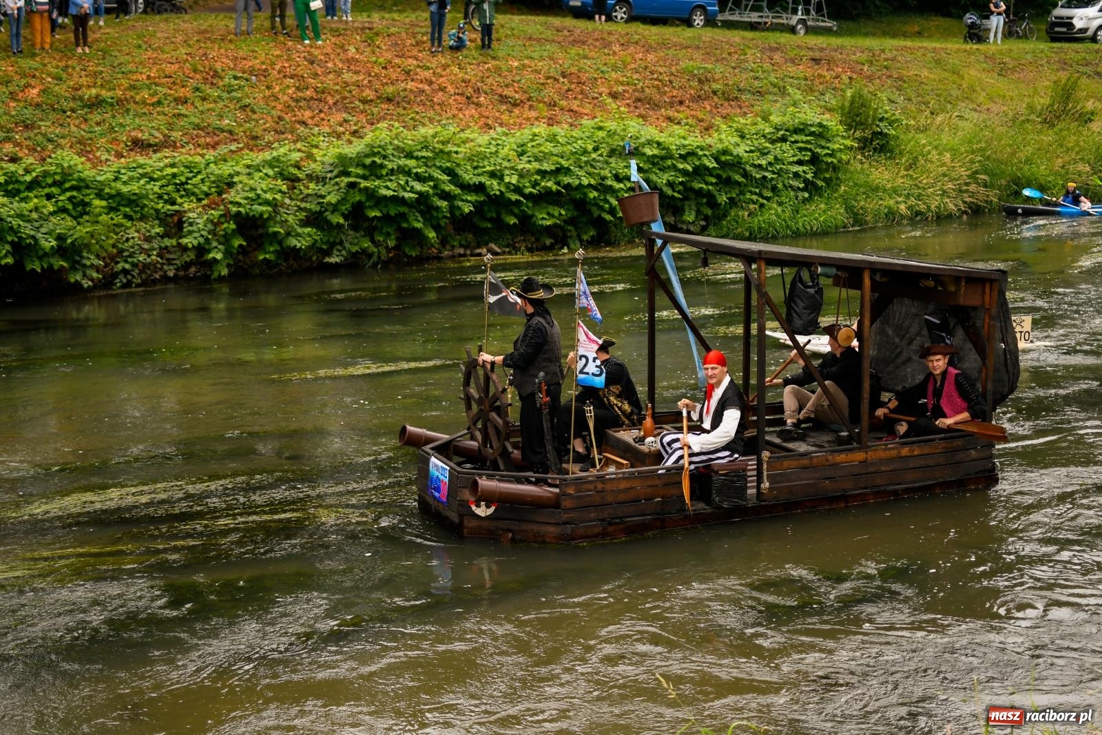 Zdjęcie w galerii na portalu naszraciborz.pl: Ponad trzydzieści pływadeł wypłynęło z Raciborza w stronę Kędzierzyna-Koźla [FOTO i WIDEO] wiadomości z regionu