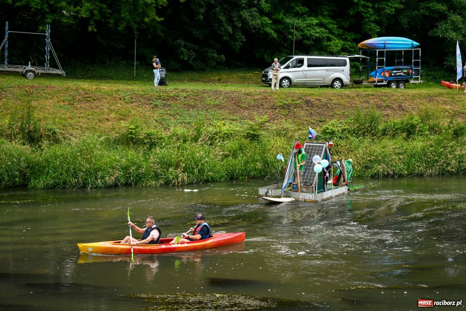 Zdjęcie w galerii na portalu naszraciborz.pl: Ponad trzydzieści pływadeł wypłynęło z Raciborza w stronę Kędzierzyna-Koźla [FOTO i WIDEO] wiadomości z regionu