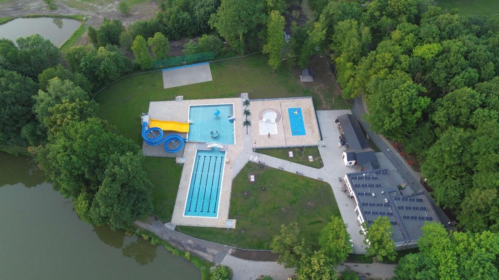 Zdjęcie w galerii na portalu naszraciborz.pl: Tworkowski park wodny Pod Zamkiem z lotu ptaka wiadomości z regionu