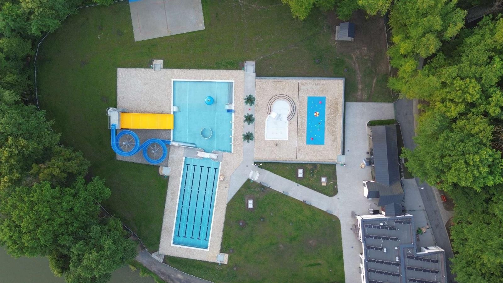 Zdjęcie w galerii na portalu naszraciborz.pl: Tworkowski park wodny Pod Zamkiem z lotu ptaka wiadomości z regionu