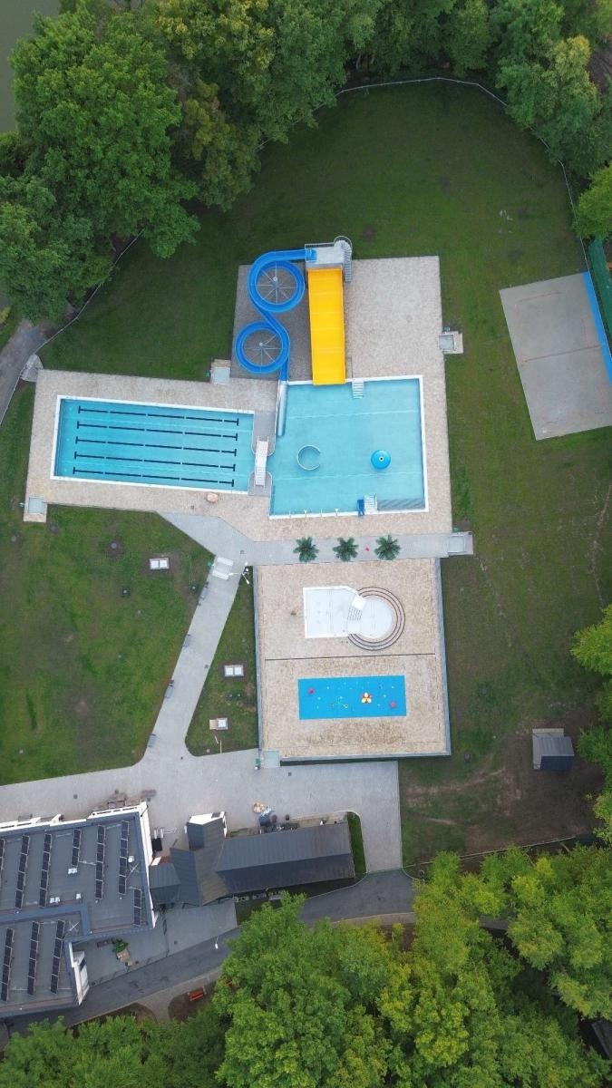 Zdjęcie w galerii na portalu naszraciborz.pl: Tworkowski park wodny Pod Zamkiem z lotu ptaka wiadomości z regionu