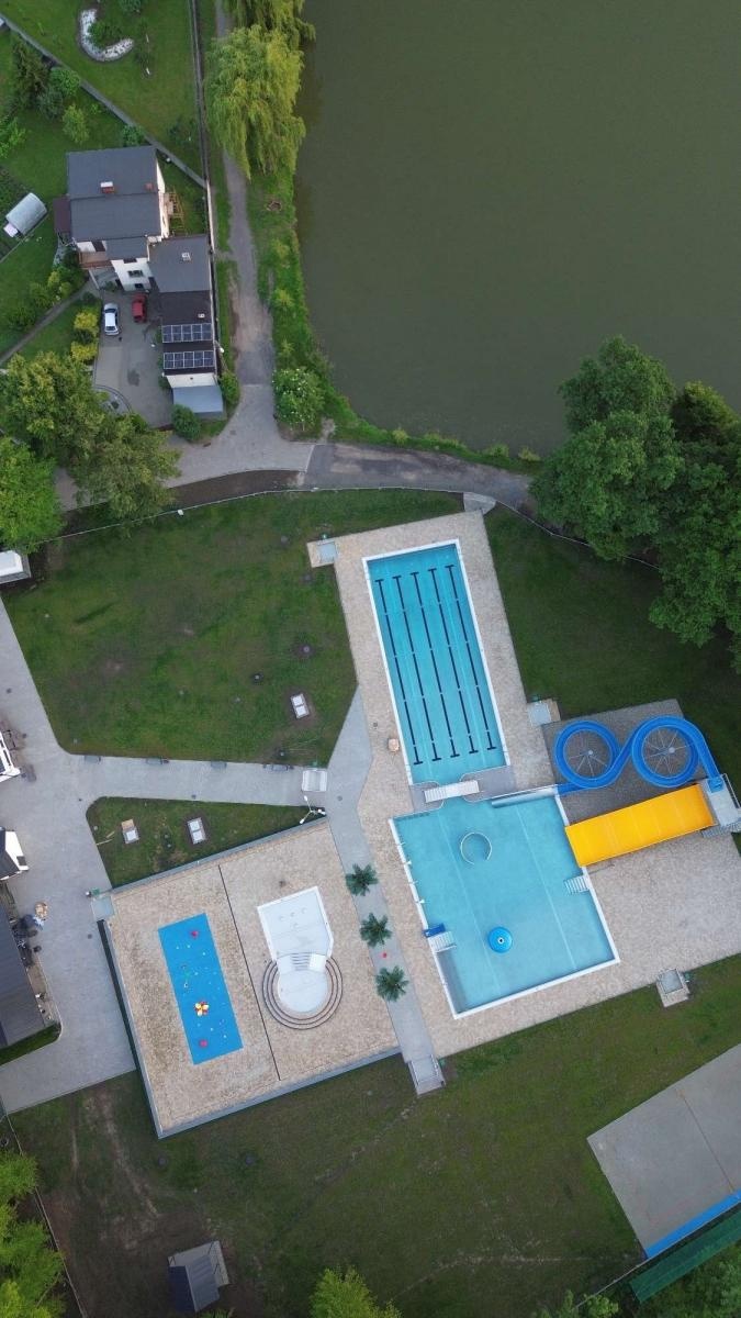 Zdjęcie w galerii na portalu naszraciborz.pl: Tworkowski park wodny Pod Zamkiem z lotu ptaka wiadomości z regionu