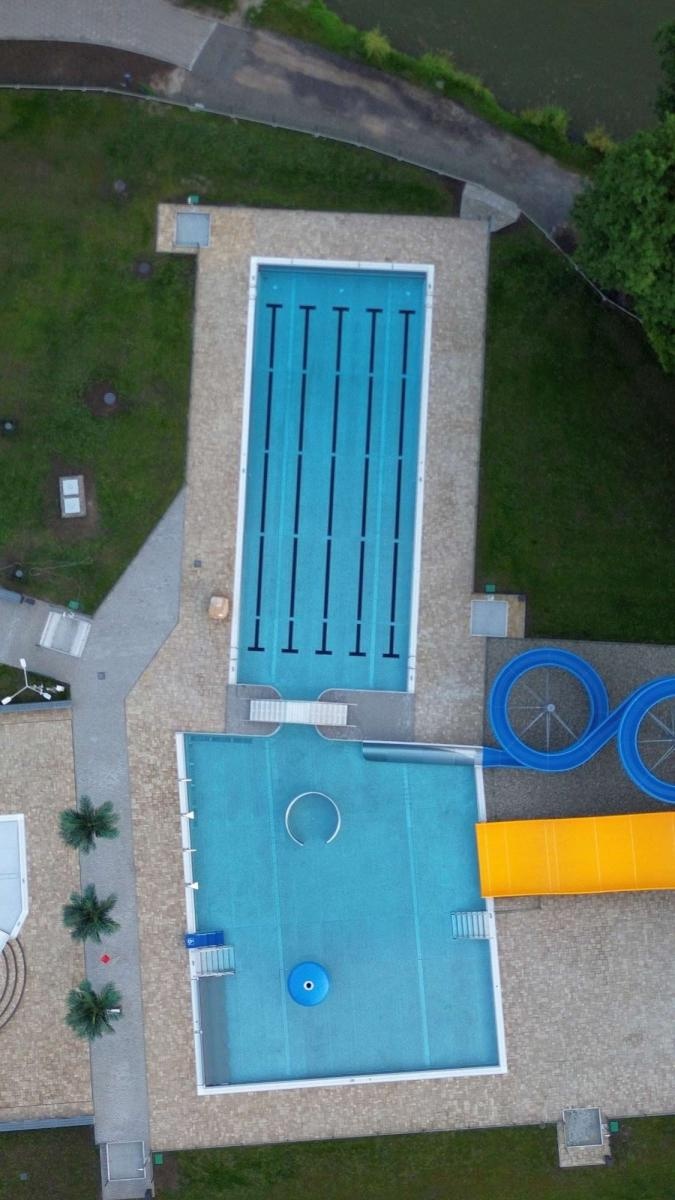 Zdjęcie w galerii na portalu naszraciborz.pl: Tworkowski park wodny Pod Zamkiem z lotu ptaka wiadomości z regionu