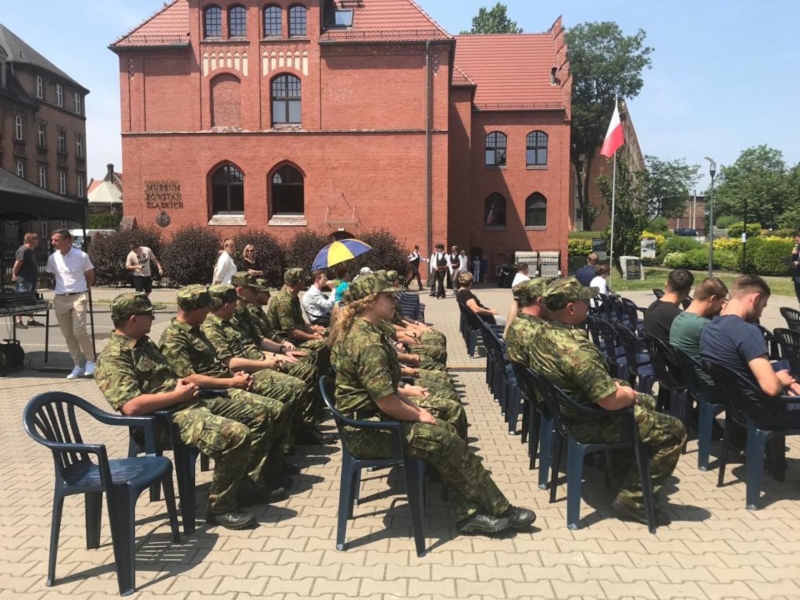 Zdjęcie w galerii na portalu naszraciborz.pl: Nowi mundurowi złożyli ślubowanie przy ul. Dąbrowskiego wiadomości z regionu