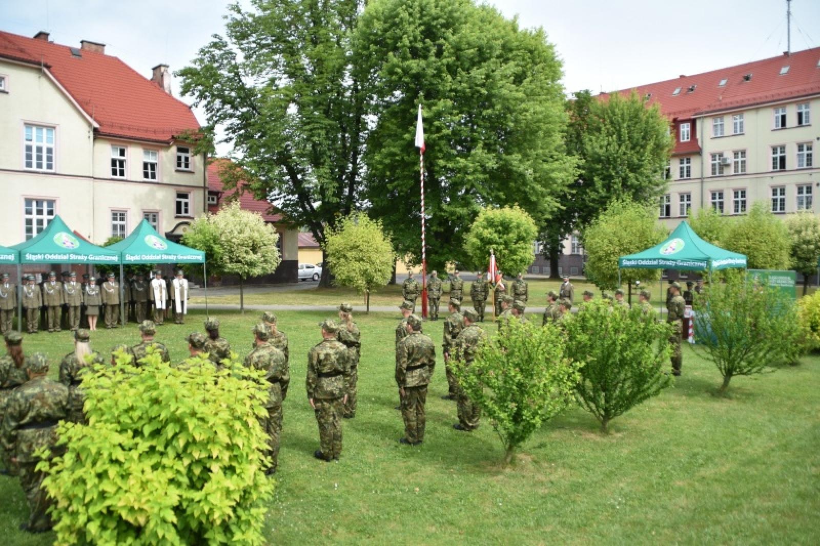 Zdjęcie w galerii na portalu naszraciborz.pl: Nowi mundurowi złożyli ślubowanie przy ul. Dąbrowskiego wiadomości z regionu