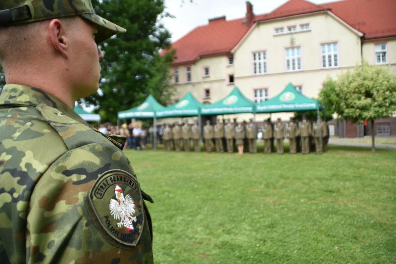 Zdjęcie w galerii na portalu naszraciborz.pl: Nowi mundurowi złożyli ślubowanie przy ul. Dąbrowskiego wiadomości z regionu
