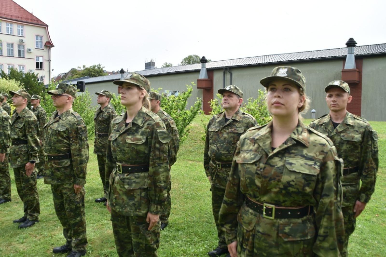 Zdjęcie w galerii na portalu naszraciborz.pl: Nowi mundurowi złożyli ślubowanie przy ul. Dąbrowskiego wiadomości z regionu