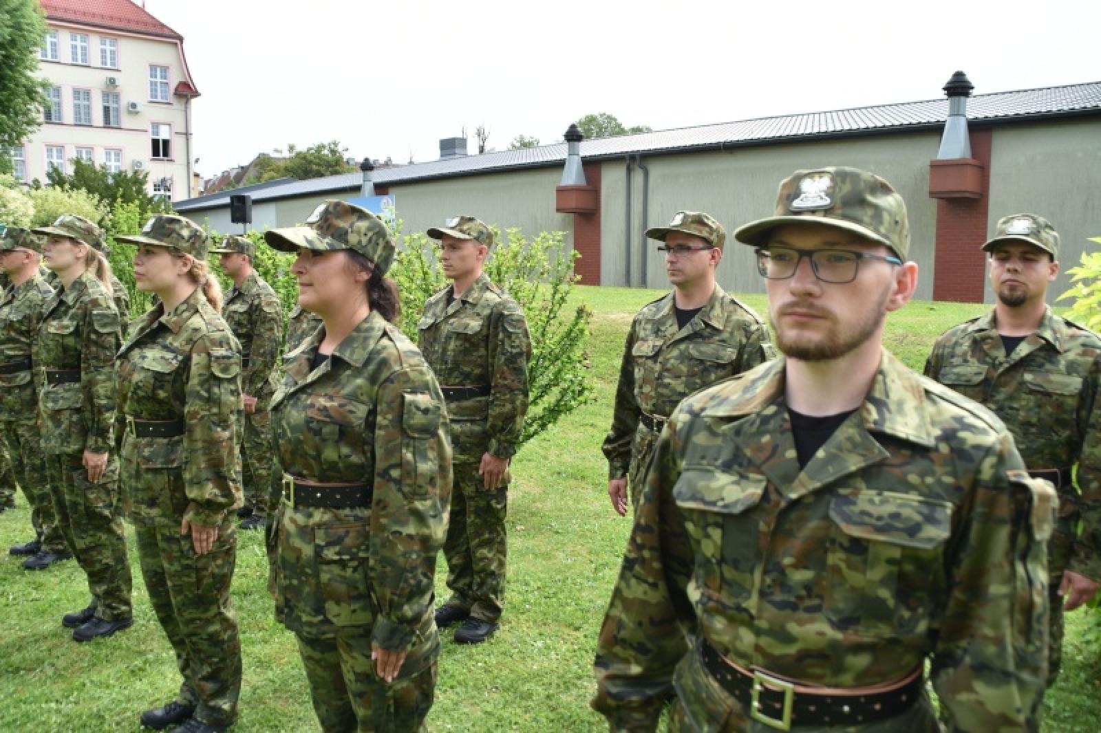 Zdjęcie w galerii na portalu naszraciborz.pl: Nowi mundurowi złożyli ślubowanie przy ul. Dąbrowskiego wiadomości z regionu