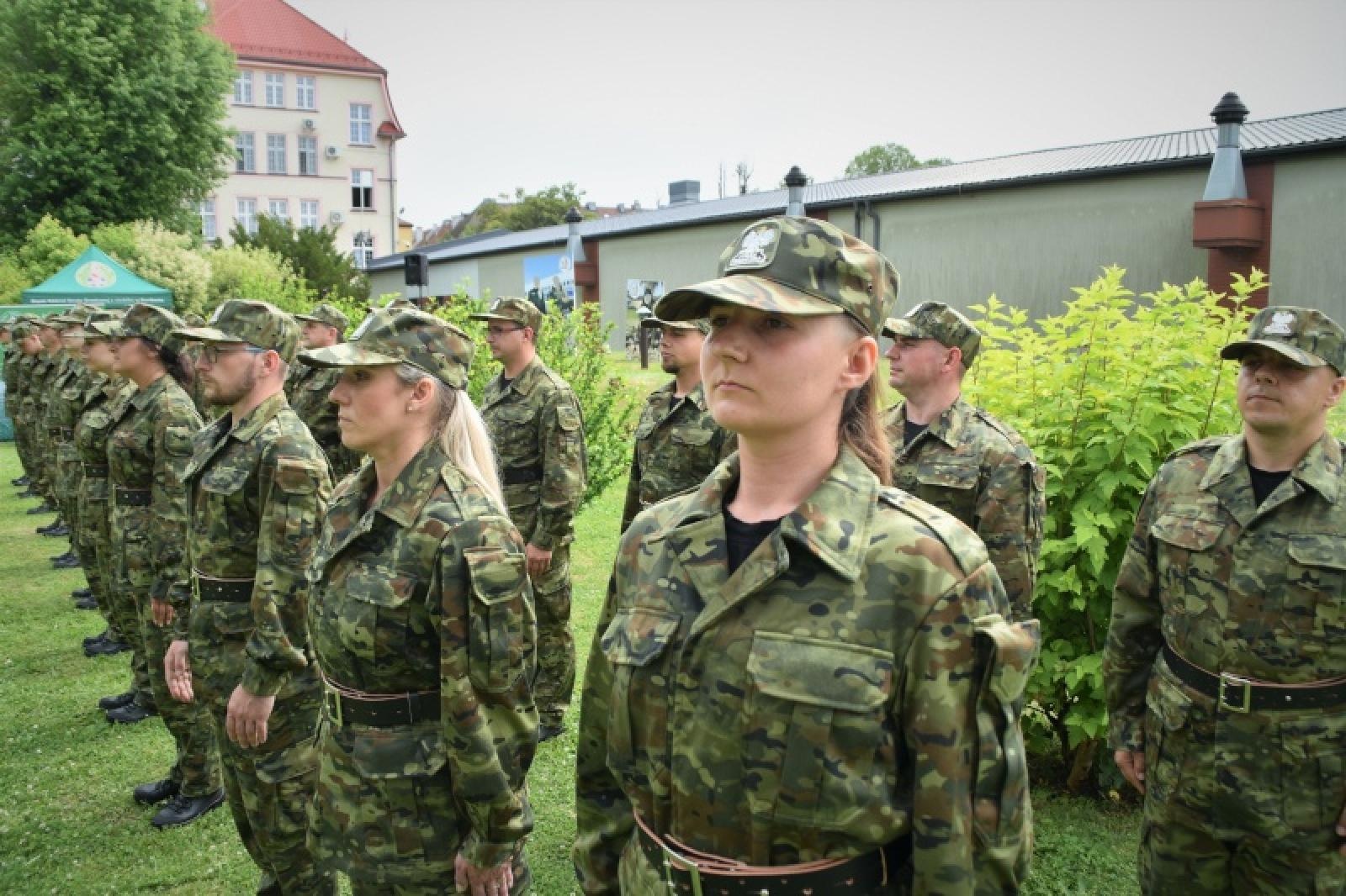 Zdjęcie w galerii na portalu naszraciborz.pl: Nowi mundurowi złożyli ślubowanie przy ul. Dąbrowskiego wiadomości z regionu