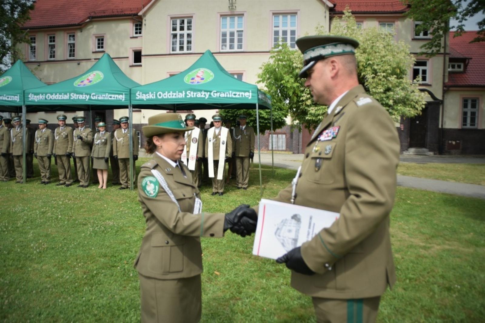 Zdjęcie w galerii na portalu naszraciborz.pl: Nowi mundurowi złożyli ślubowanie przy ul. Dąbrowskiego wiadomości z regionu
