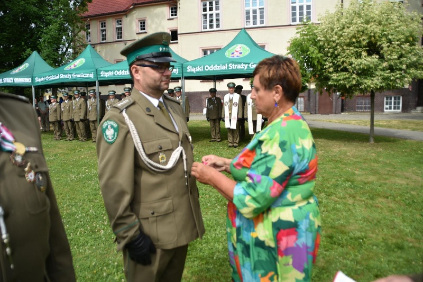Zdjęcie w galerii na portalu naszraciborz.pl: Nowi mundurowi złożyli ślubowanie przy ul. Dąbrowskiego wiadomości z regionu