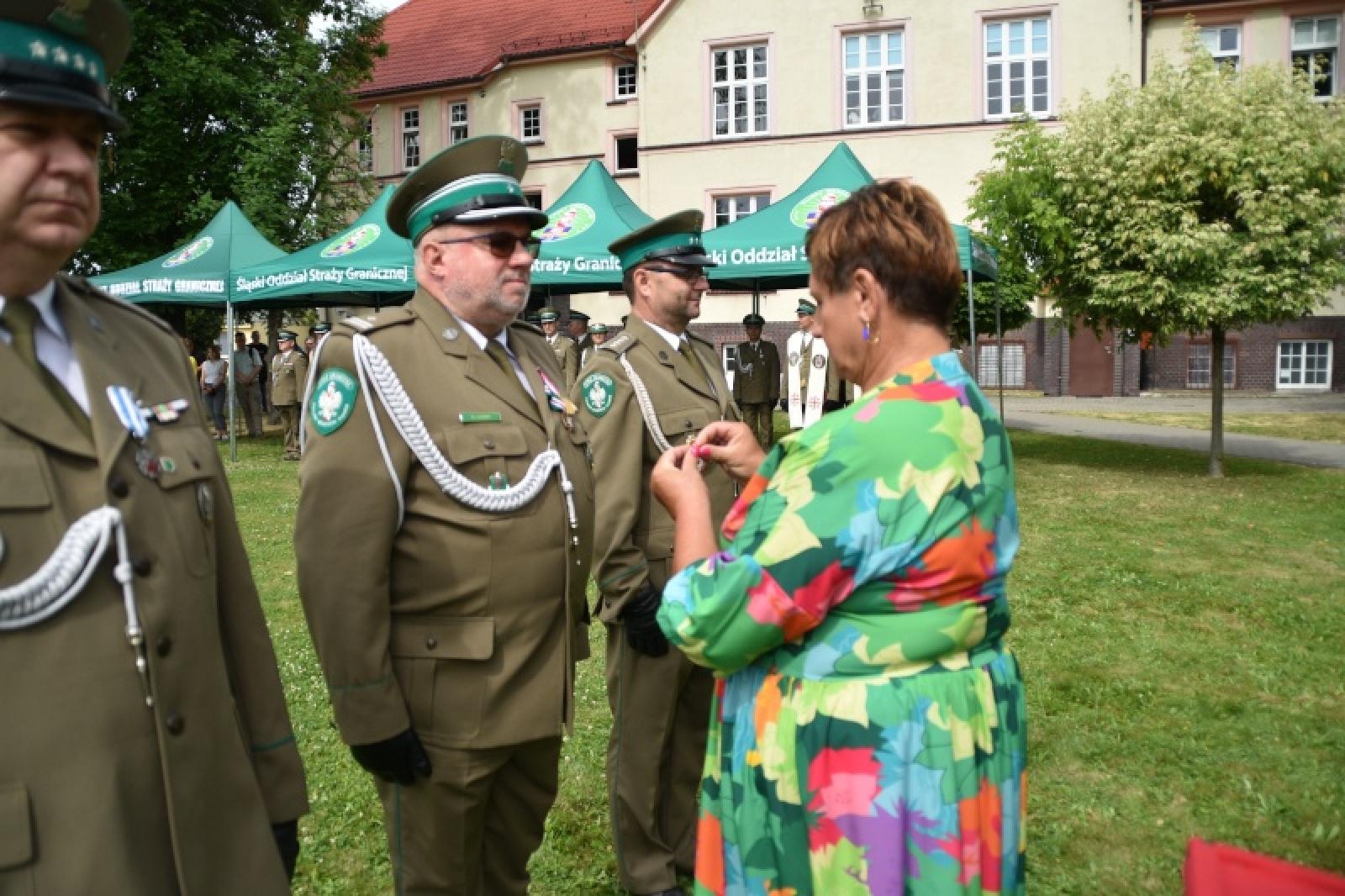 Zdjęcie w galerii na portalu naszraciborz.pl: Nowi mundurowi złożyli ślubowanie przy ul. Dąbrowskiego wiadomości z regionu