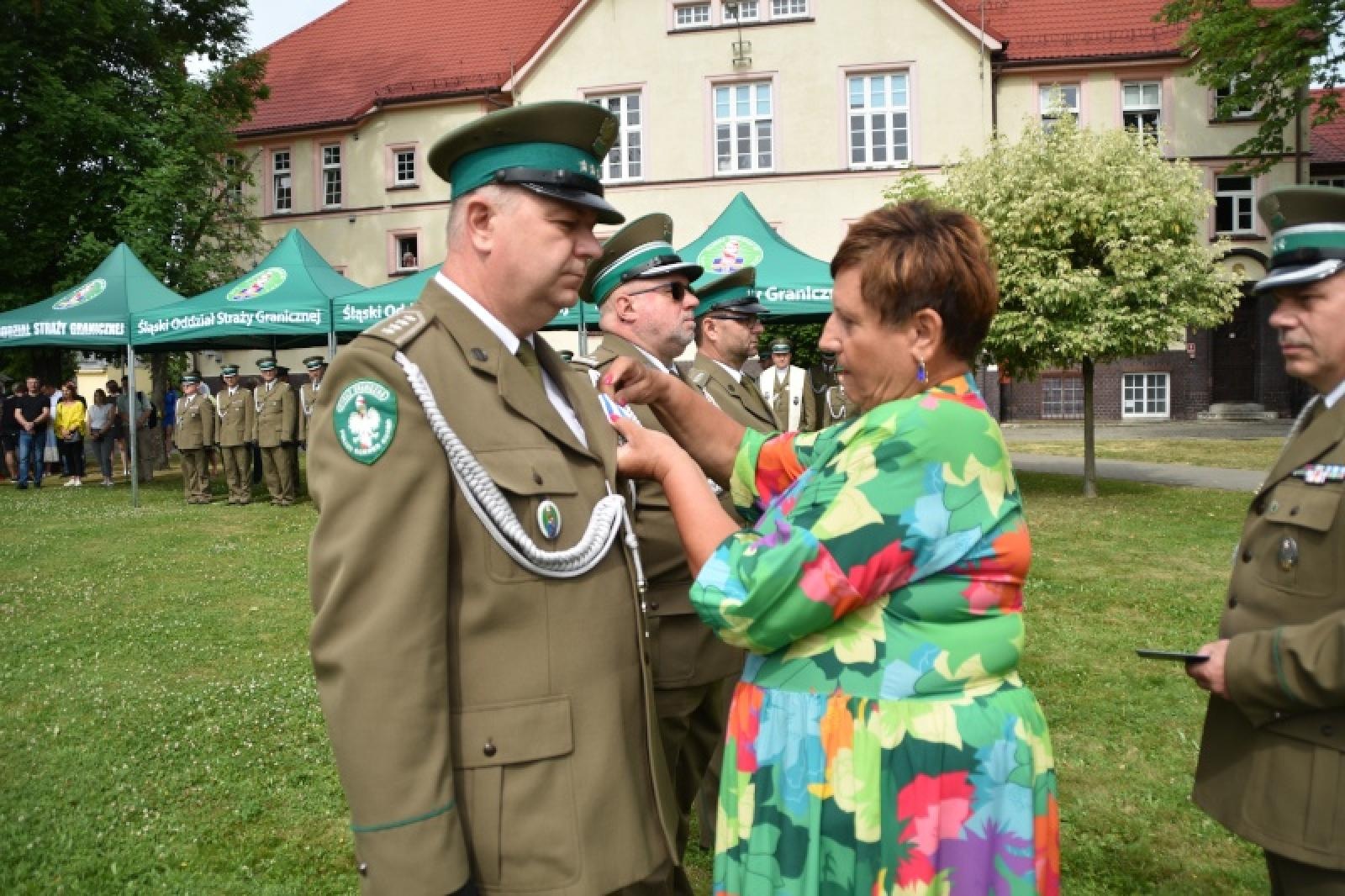 Zdjęcie w galerii na portalu naszraciborz.pl: Nowi mundurowi złożyli ślubowanie przy ul. Dąbrowskiego wiadomości z regionu