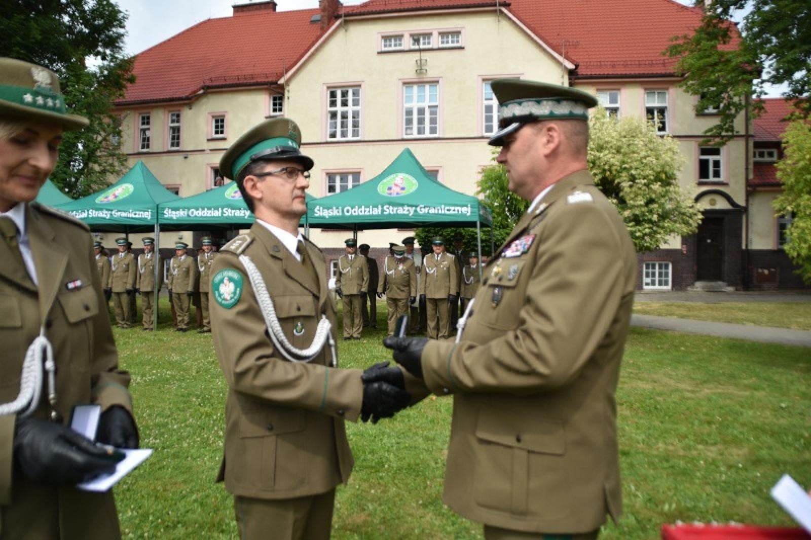 Zdjęcie w galerii na portalu naszraciborz.pl: Nowi mundurowi złożyli ślubowanie przy ul. Dąbrowskiego wiadomości z regionu