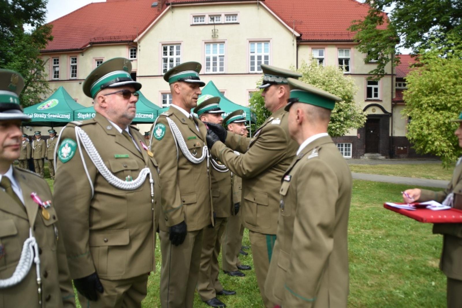 Zdjęcie w galerii na portalu naszraciborz.pl: Nowi mundurowi złożyli ślubowanie przy ul. Dąbrowskiego wiadomości z regionu