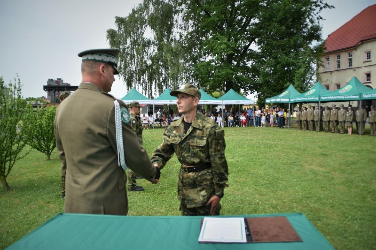 Zdjęcie w galerii na portalu naszraciborz.pl: Nowi mundurowi złożyli ślubowanie przy ul. Dąbrowskiego wiadomości z regionu