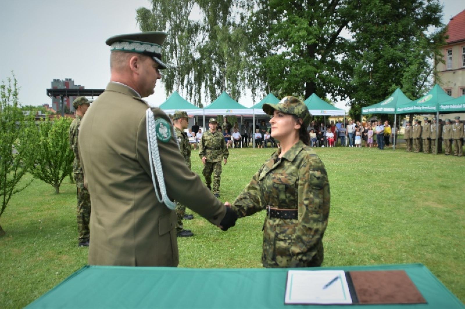 Zdjęcie w galerii na portalu naszraciborz.pl: Nowi mundurowi złożyli ślubowanie przy ul. Dąbrowskiego wiadomości z regionu