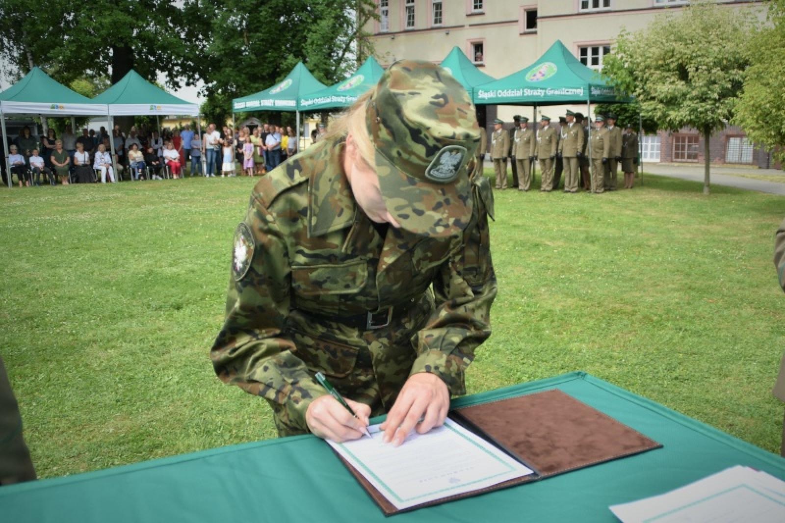 Zdjęcie w galerii na portalu naszraciborz.pl: Nowi mundurowi złożyli ślubowanie przy ul. Dąbrowskiego wiadomości z regionu