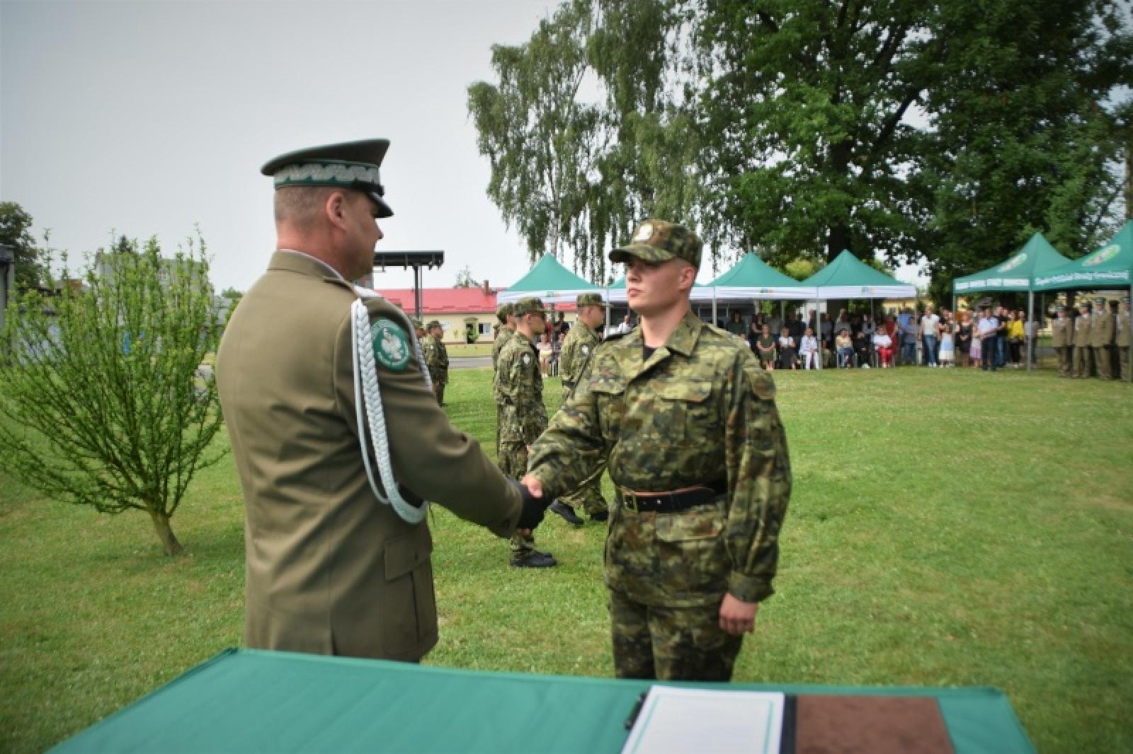 Zdjęcie w galerii na portalu naszraciborz.pl: Nowi mundurowi złożyli ślubowanie przy ul. Dąbrowskiego wiadomości z regionu