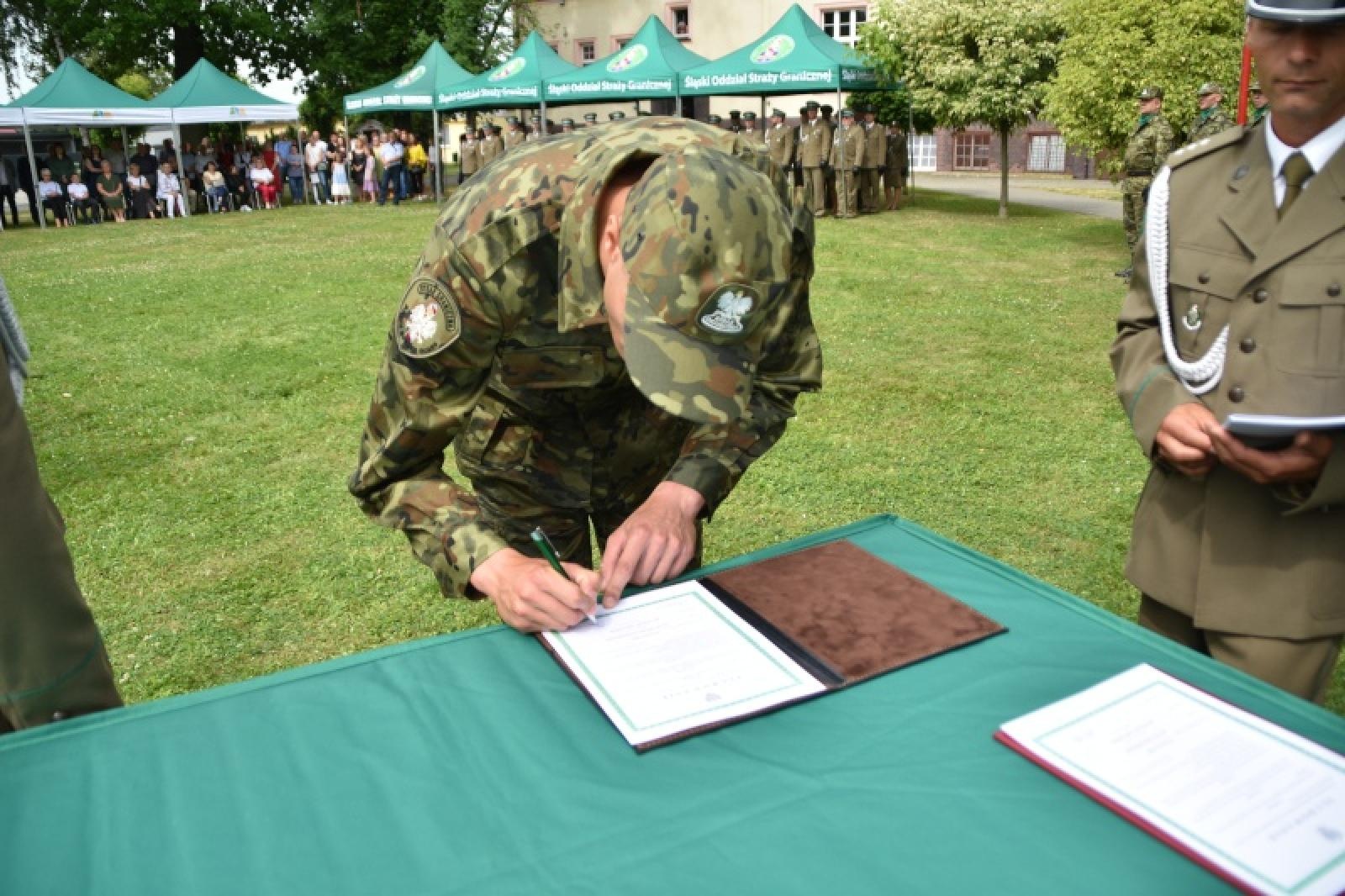 Zdjęcie w galerii na portalu naszraciborz.pl: Nowi mundurowi złożyli ślubowanie przy ul. Dąbrowskiego wiadomości z regionu