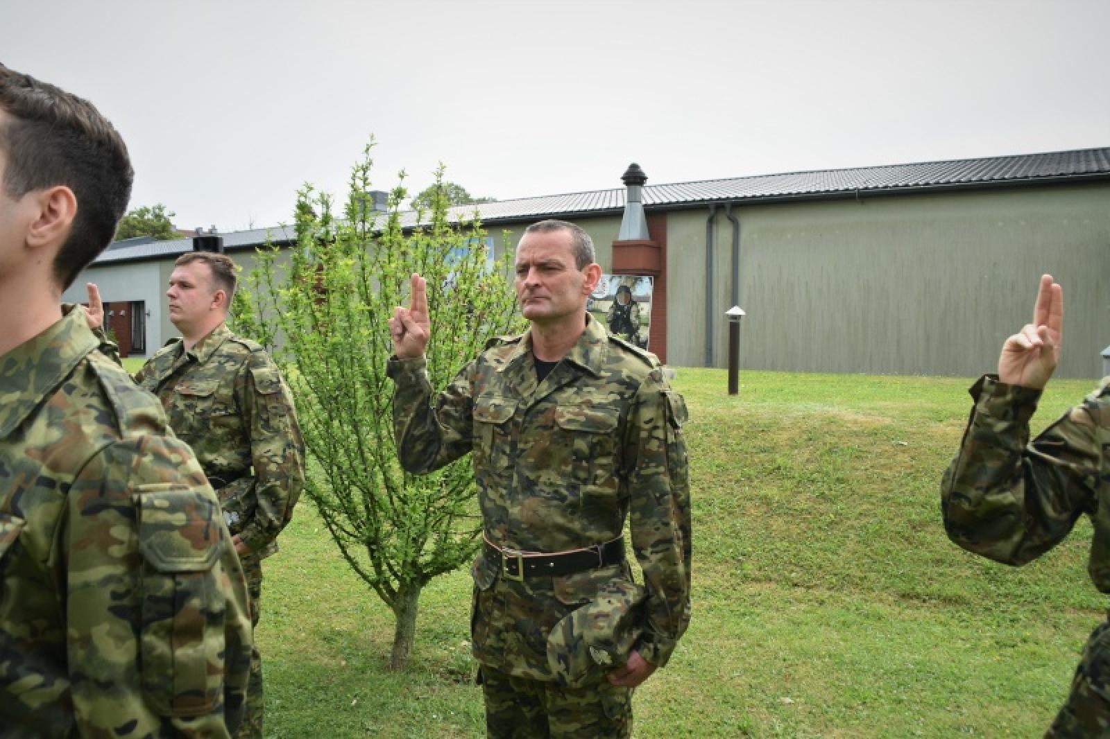 Zdjęcie w galerii na portalu naszraciborz.pl: Nowi mundurowi złożyli ślubowanie przy ul. Dąbrowskiego wiadomości z regionu
