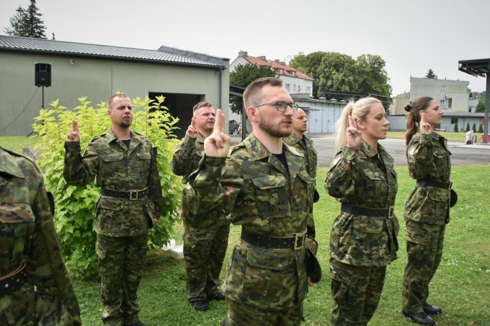 Zdjęcie w galerii na portalu naszraciborz.pl: Nowi mundurowi złożyli ślubowanie przy ul. Dąbrowskiego wiadomości z regionu