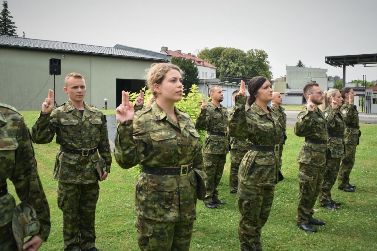 Zdjęcie w galerii na portalu naszraciborz.pl: Nowi mundurowi złożyli ślubowanie przy ul. Dąbrowskiego wiadomości z regionu
