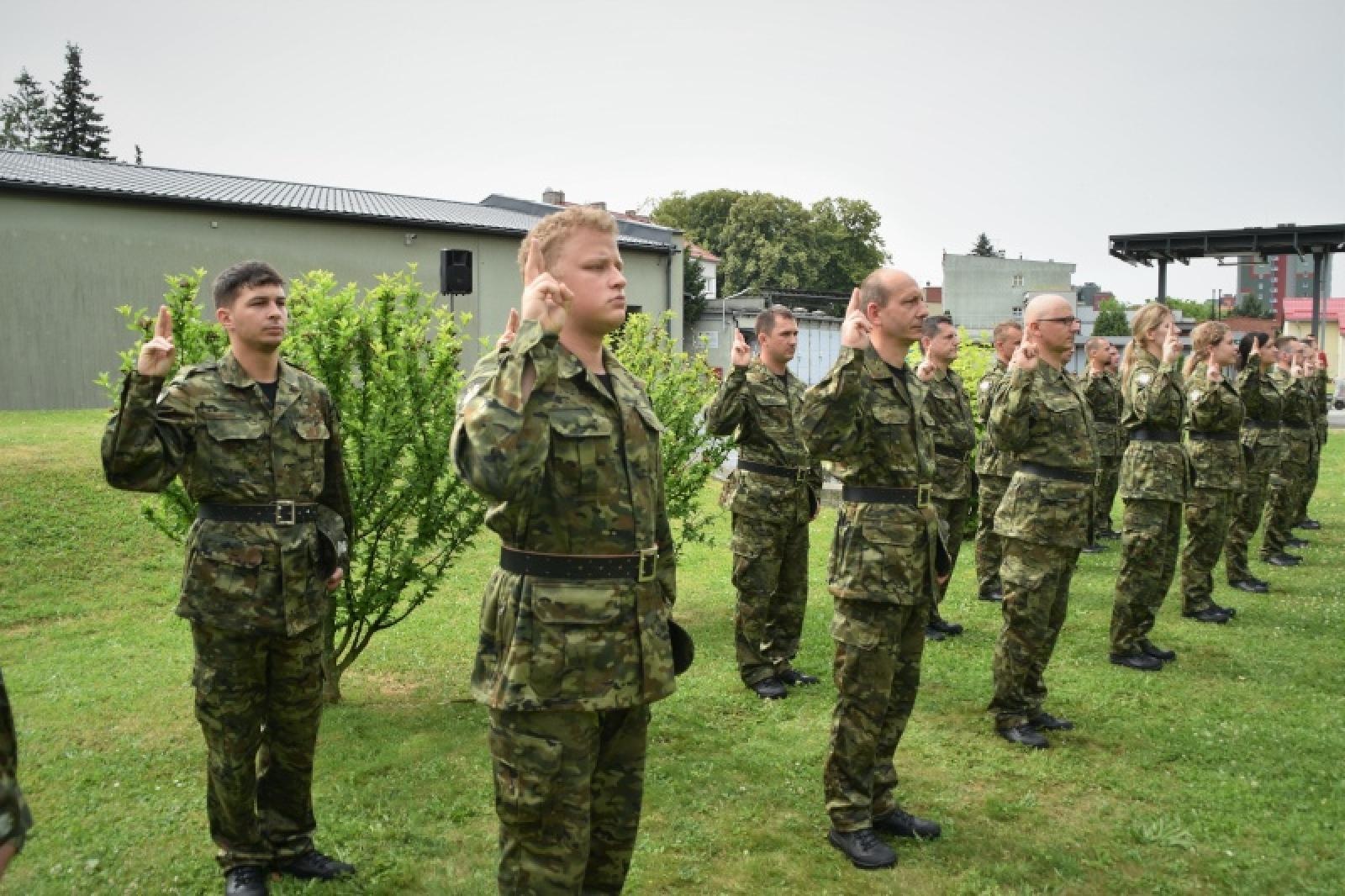 Zdjęcie w galerii na portalu naszraciborz.pl: Nowi mundurowi złożyli ślubowanie przy ul. Dąbrowskiego wiadomości z regionu