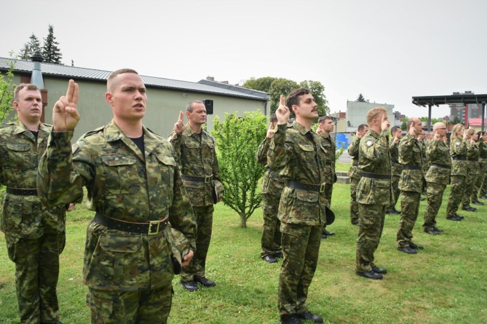 Zdjęcie w galerii na portalu naszraciborz.pl: Nowi mundurowi złożyli ślubowanie przy ul. Dąbrowskiego wiadomości z regionu