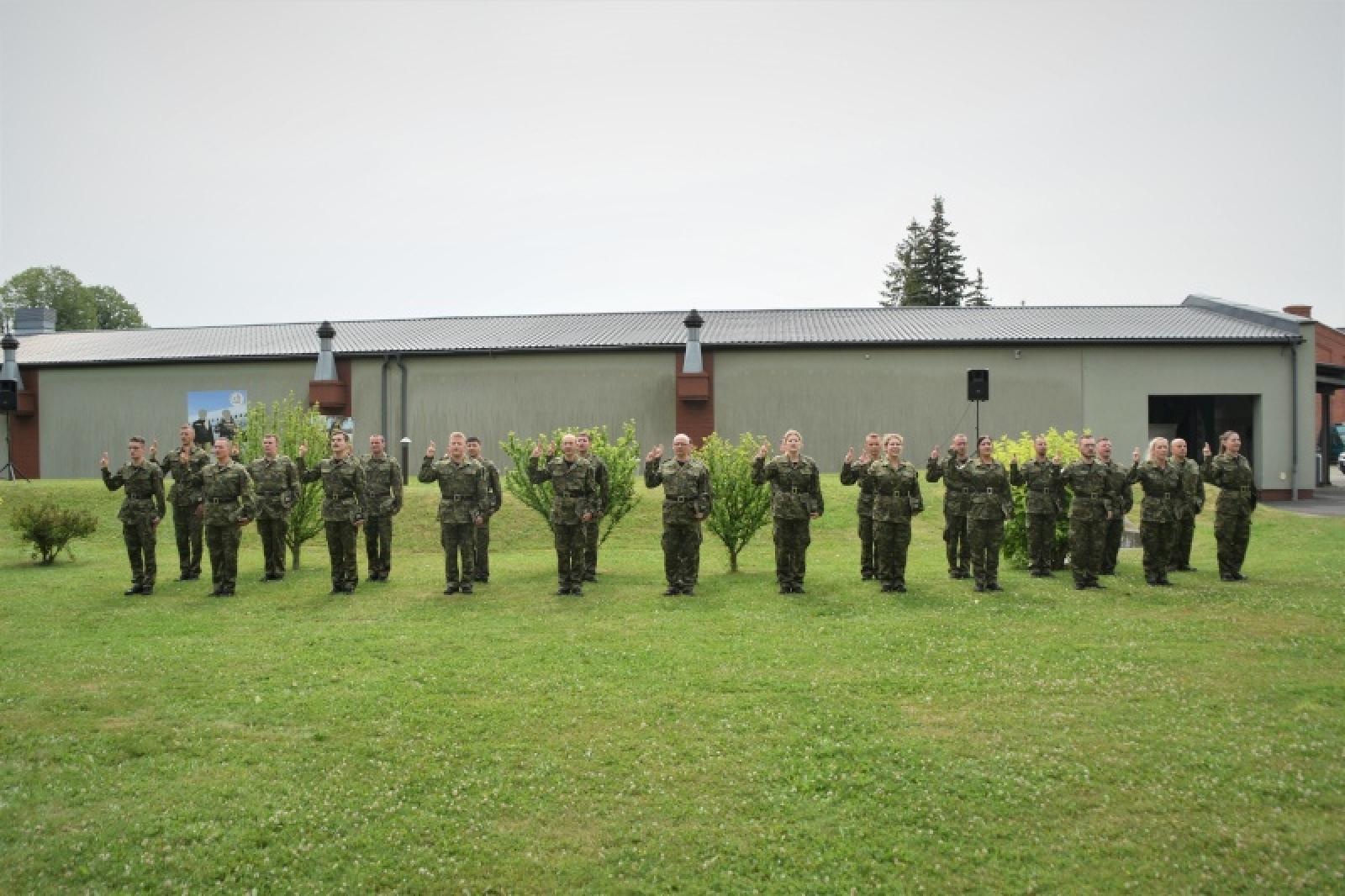 Zdjęcie w galerii na portalu naszraciborz.pl: Nowi mundurowi złożyli ślubowanie przy ul. Dąbrowskiego wiadomości z regionu
