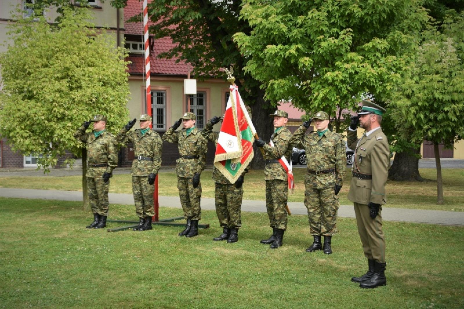 Zdjęcie w galerii na portalu naszraciborz.pl: Nowi mundurowi złożyli ślubowanie przy ul. Dąbrowskiego wiadomości z regionu
