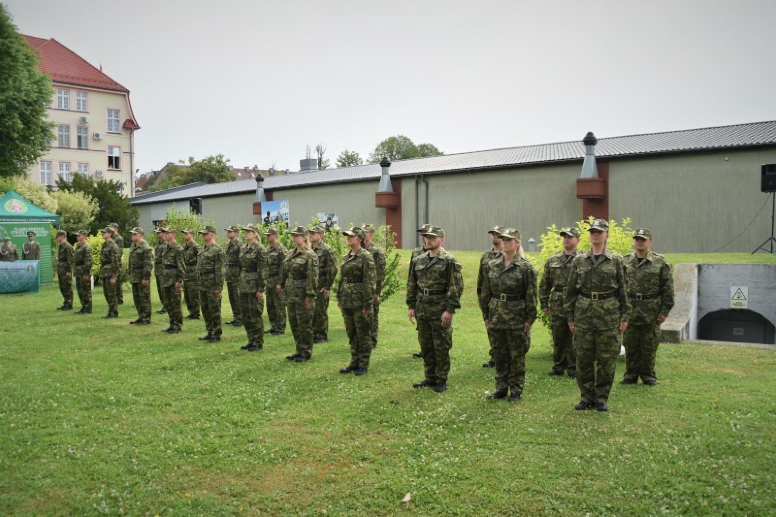 Zdjęcie w galerii na portalu naszraciborz.pl: Nowi mundurowi złożyli ślubowanie przy ul. Dąbrowskiego wiadomości z regionu