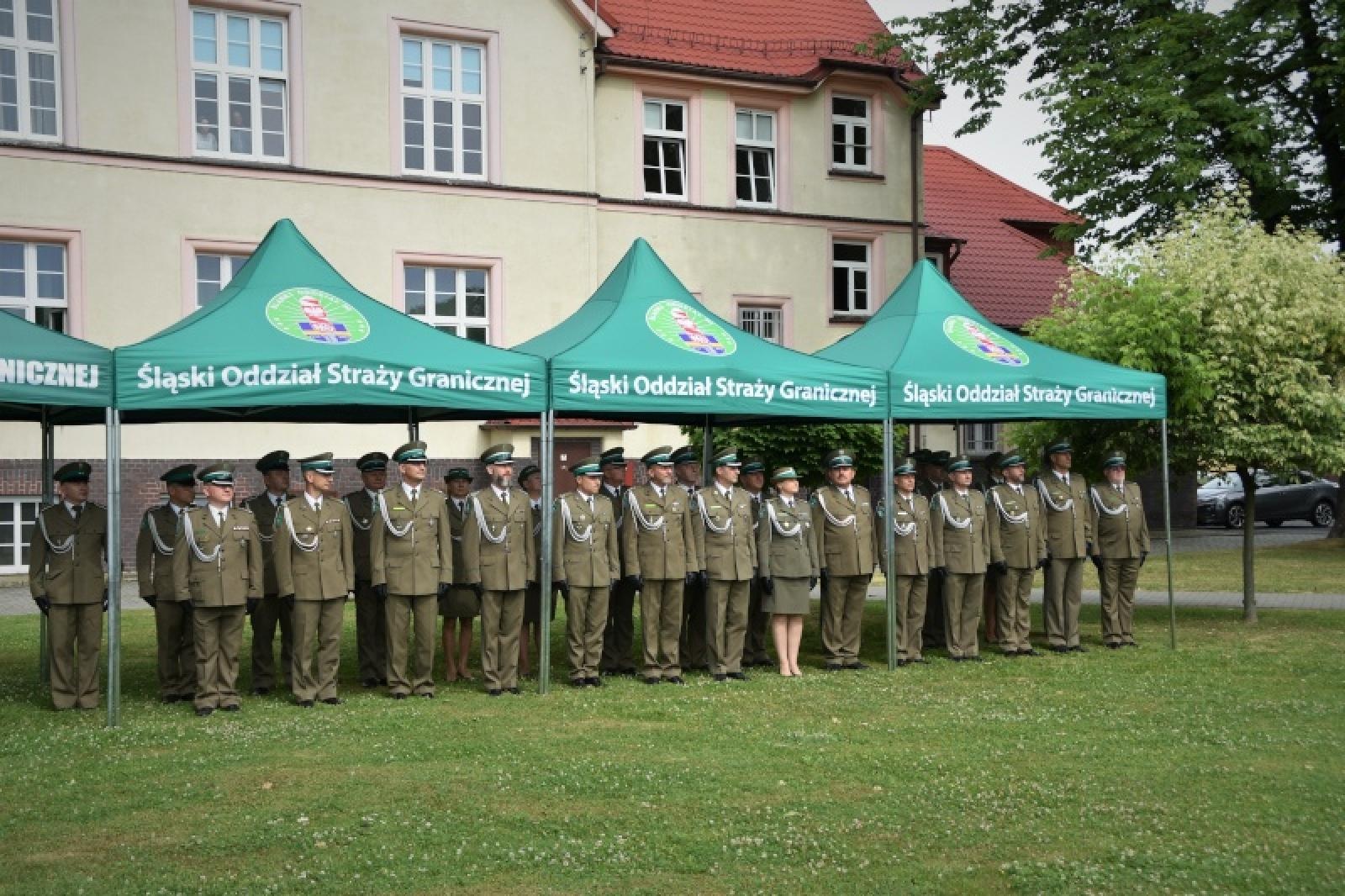 Zdjęcie w galerii na portalu naszraciborz.pl: Nowi mundurowi złożyli ślubowanie przy ul. Dąbrowskiego wiadomości z regionu