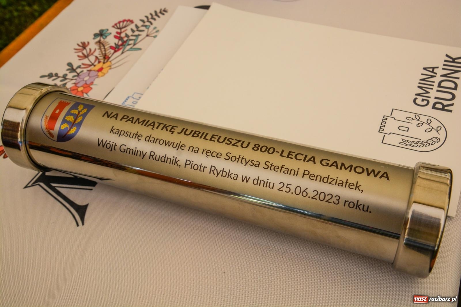 Zdjęcie w galerii na portalu naszraciborz.pl: Dąb papieski i kapsuła czasu. Gamów świętuje 800-lecie [FOTO i WIDEO] wiadomości z regionu