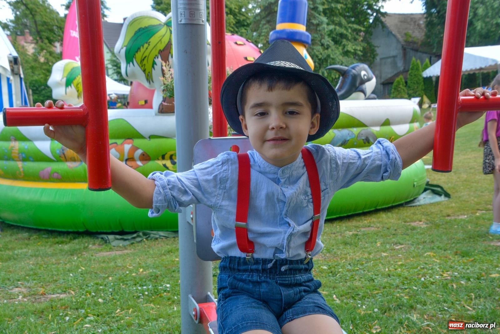 Zdjęcie w galerii na portalu naszraciborz.pl: Dąb papieski i kapsuła czasu. Gamów świętuje 800-lecie [FOTO i WIDEO] wiadomości z regionu