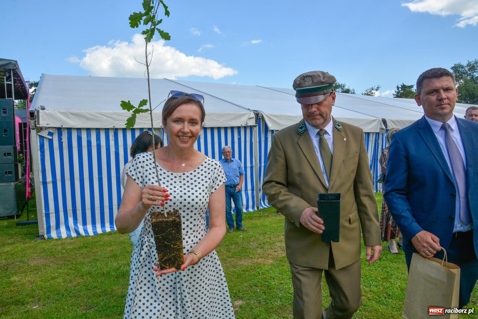 Zdjęcie w galerii na portalu naszraciborz.pl: Dąb papieski i kapsuła czasu. Gamów świętuje 800-lecie [FOTO i WIDEO] wiadomości z regionu