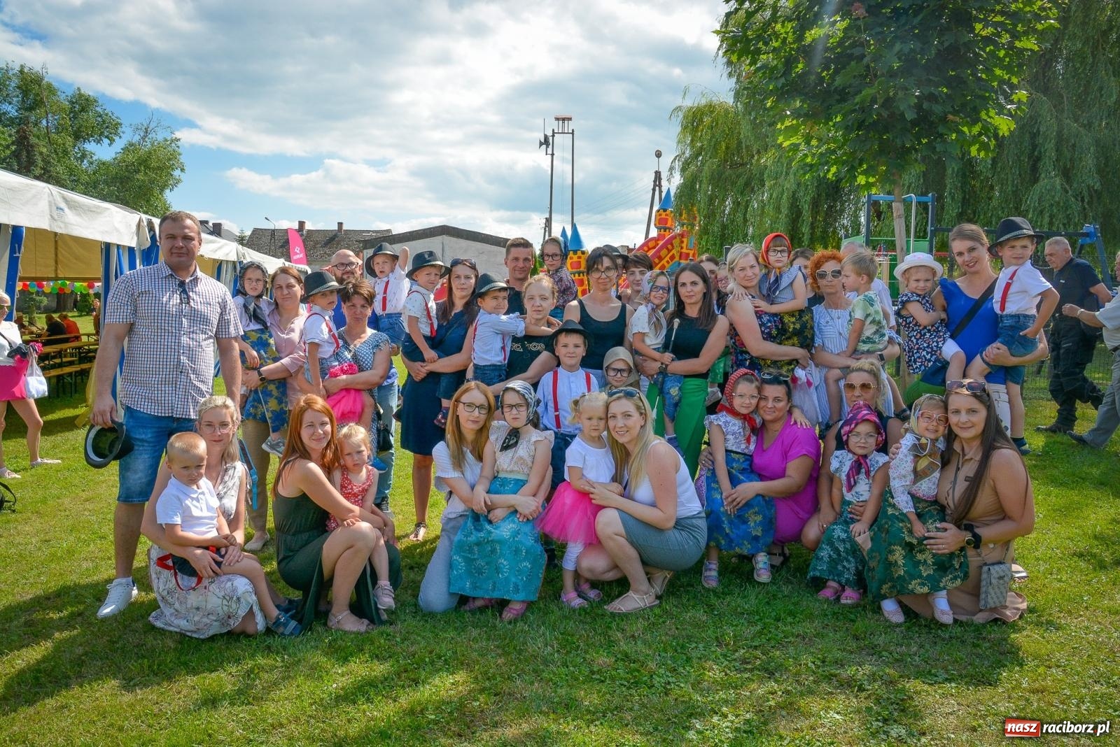 Zdjęcie w galerii na portalu naszraciborz.pl: Dąb papieski i kapsuła czasu. Gamów świętuje 800-lecie [FOTO i WIDEO] wiadomości z regionu