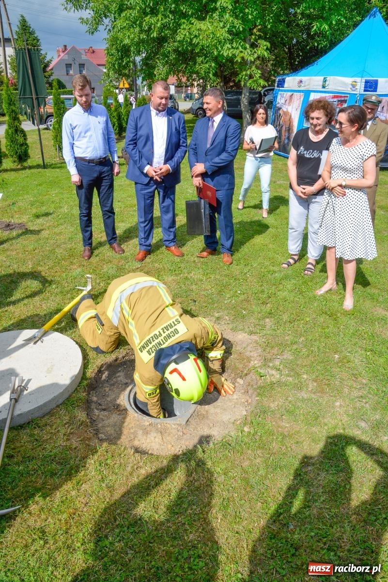 Zdjęcie w galerii na portalu naszraciborz.pl: Dąb papieski i kapsuła czasu. Gamów świętuje 800-lecie [FOTO i WIDEO] wiadomości z regionu