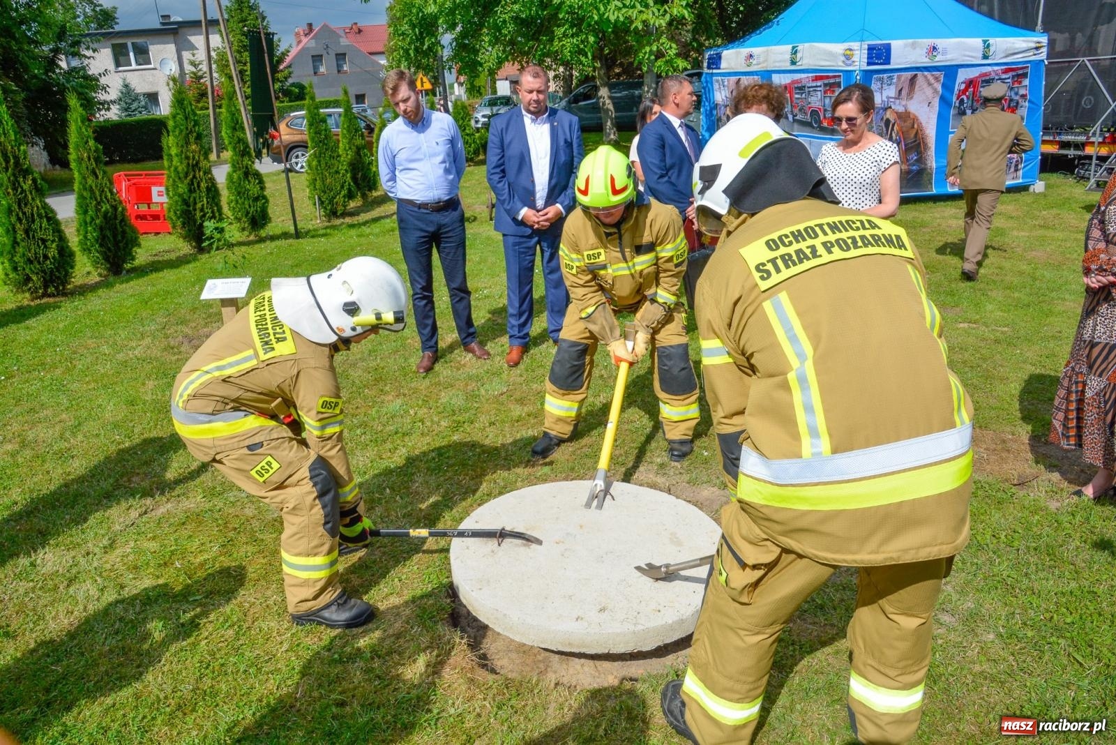 Zdjęcie w galerii na portalu naszraciborz.pl: Dąb papieski i kapsuła czasu. Gamów świętuje 800-lecie [FOTO i WIDEO] wiadomości z regionu
