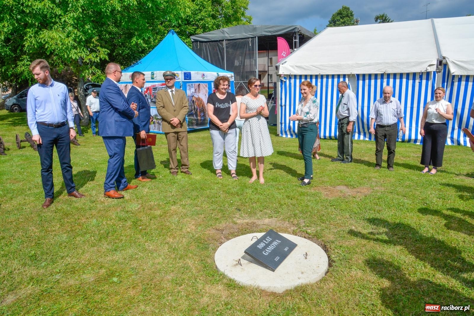 Zdjęcie w galerii na portalu naszraciborz.pl: Dąb papieski i kapsuła czasu. Gamów świętuje 800-lecie [FOTO i WIDEO] wiadomości z regionu