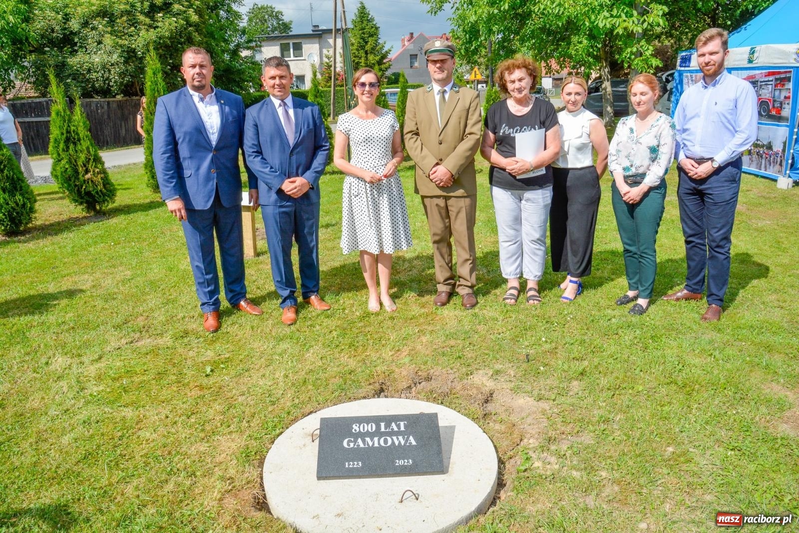 Zdjęcie w galerii na portalu naszraciborz.pl: Dąb papieski i kapsuła czasu. Gamów świętuje 800-lecie [FOTO i WIDEO] wiadomości z regionu