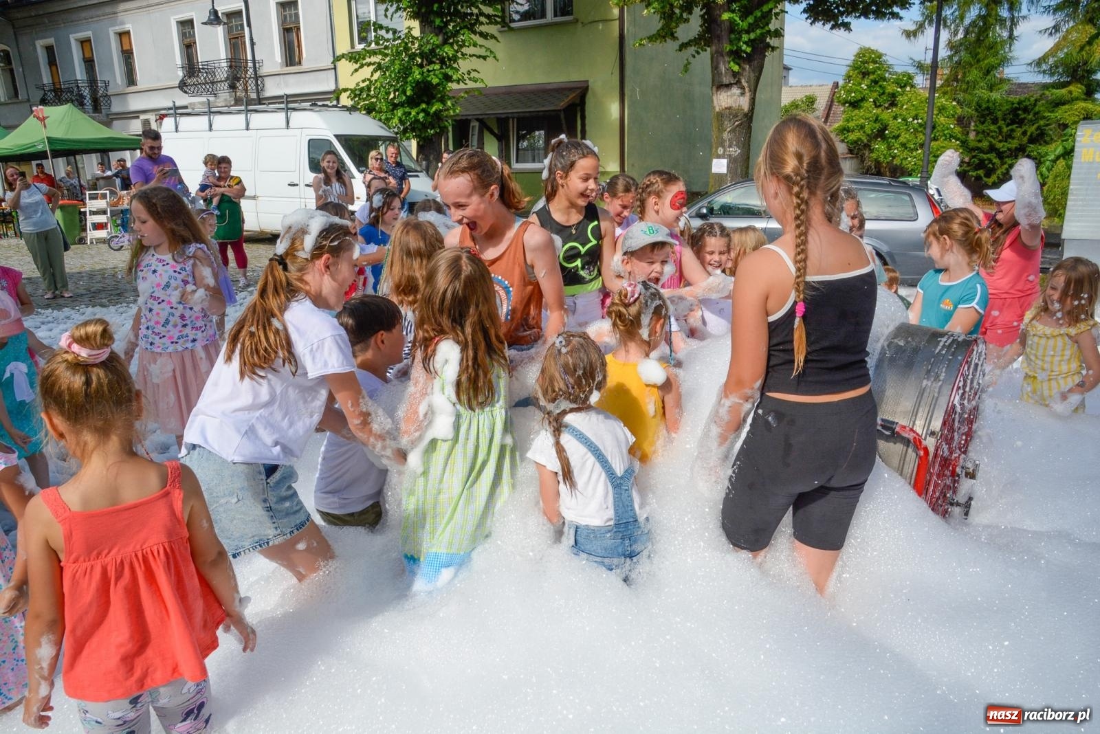 Zdjęcie w galerii na portalu naszraciborz.pl: Piana party i recyklingowi bohaterzy. Rodzinna niedziela w Krzanowicach [FOTO i WIDEO] wiadomości z regionu