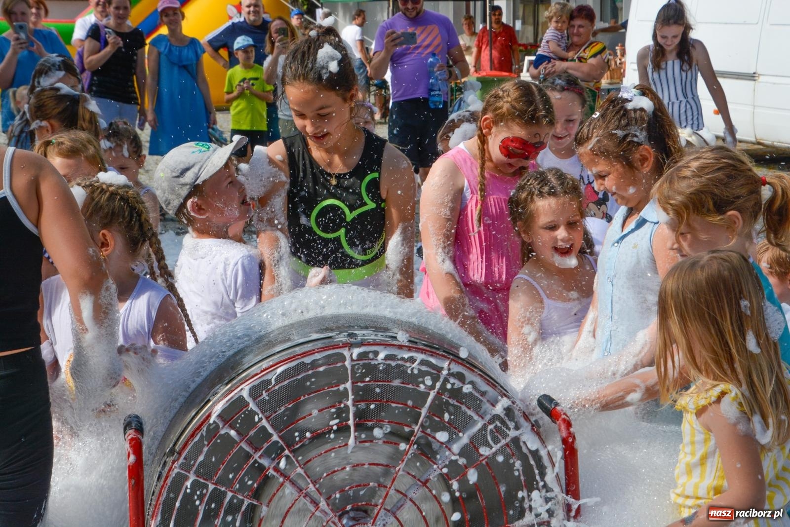 Zdjęcie w galerii na portalu naszraciborz.pl: Piana party i recyklingowi bohaterzy. Rodzinna niedziela w Krzanowicach [FOTO i WIDEO] wiadomości z regionu
