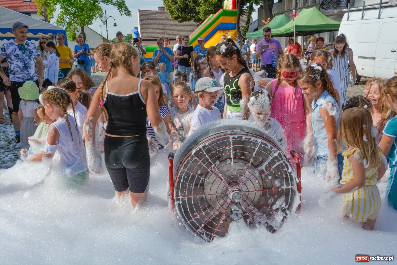 Zdjęcie w galerii na portalu naszraciborz.pl: Piana party i recyklingowi bohaterzy. Rodzinna niedziela w Krzanowicach [FOTO i WIDEO] wiadomości z regionu