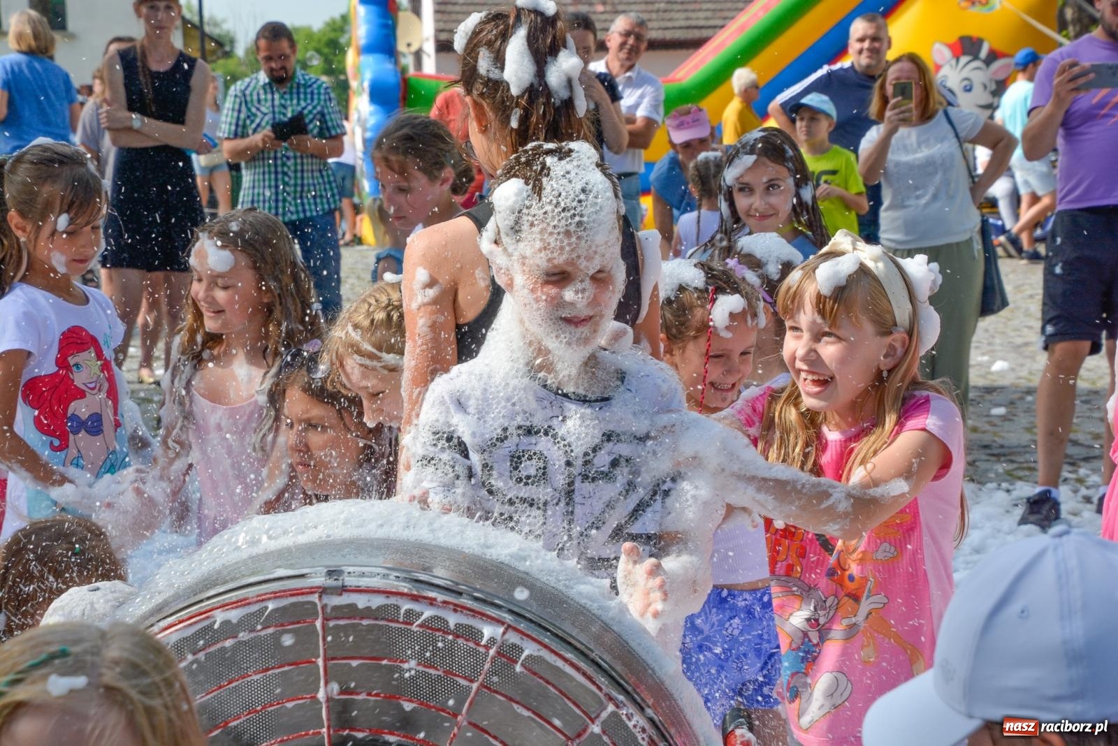 Zdjęcie w galerii na portalu naszraciborz.pl: Piana party i recyklingowi bohaterzy. Rodzinna niedziela w Krzanowicach [FOTO i WIDEO] wiadomości z regionu