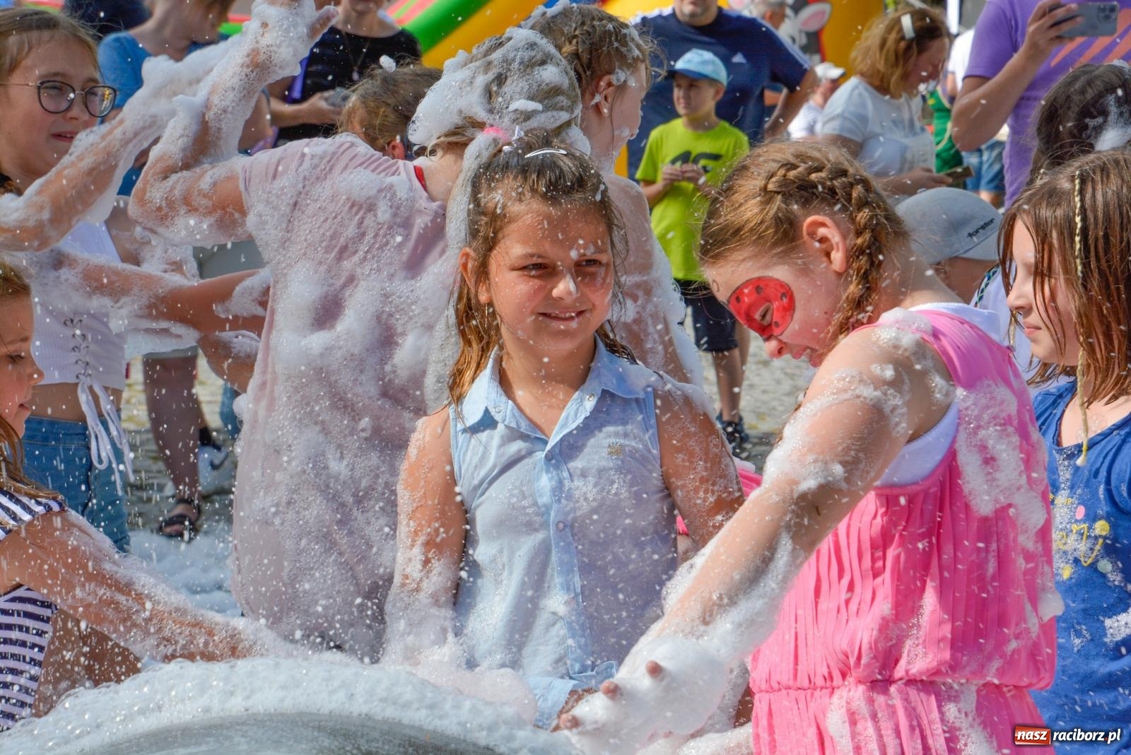 Zdjęcie w galerii na portalu naszraciborz.pl: Piana party i recyklingowi bohaterzy. Rodzinna niedziela w Krzanowicach [FOTO i WIDEO] wiadomości z regionu