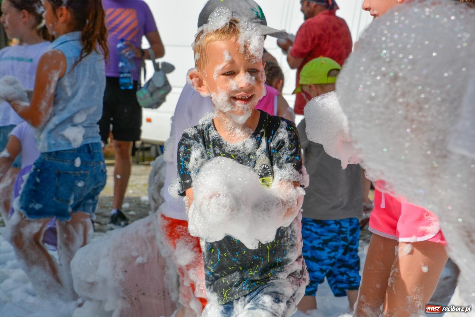 Zdjęcie w galerii na portalu naszraciborz.pl: Piana party i recyklingowi bohaterzy. Rodzinna niedziela w Krzanowicach [FOTO i WIDEO] wiadomości z regionu