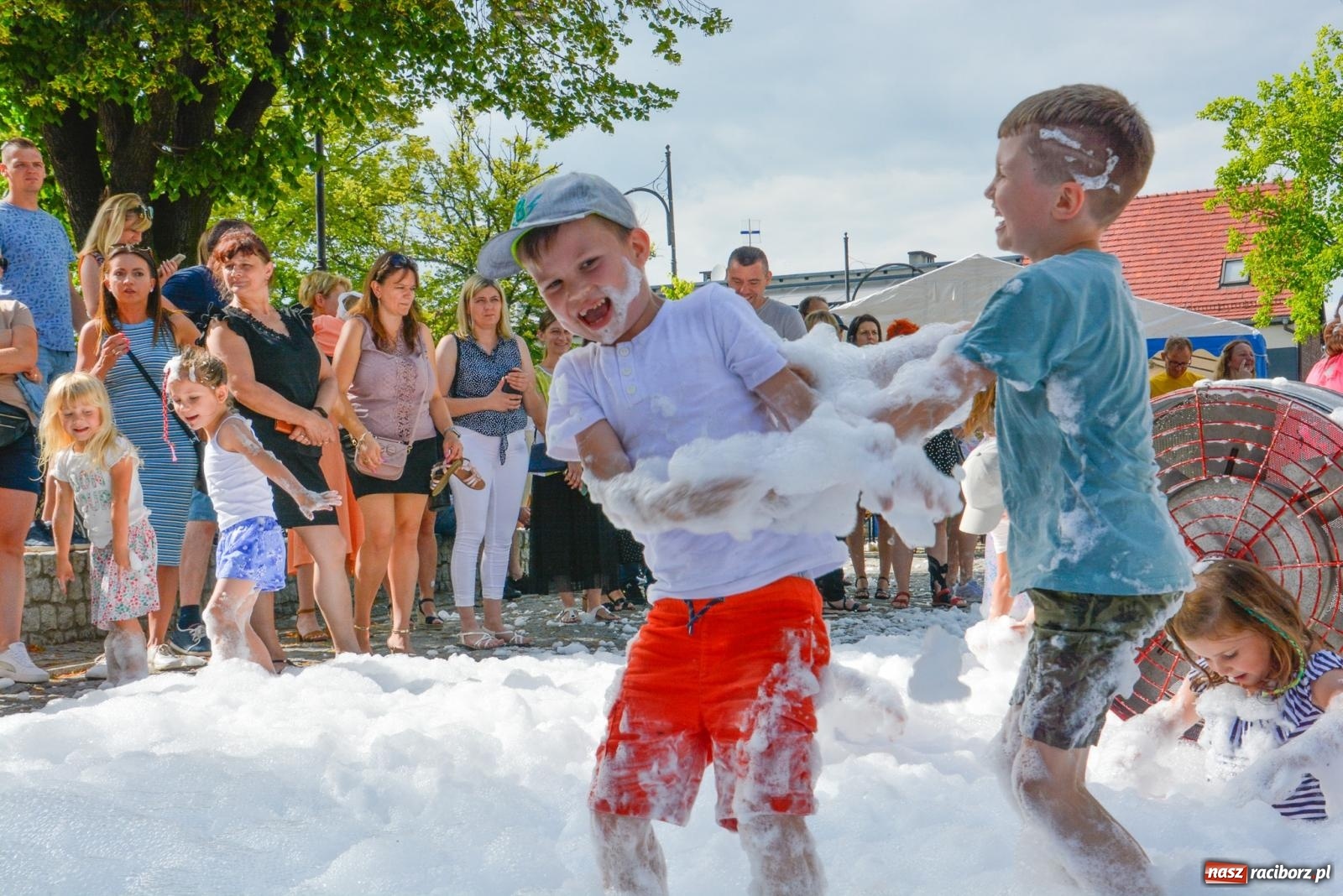 Zdjęcie w galerii na portalu naszraciborz.pl: Piana party i recyklingowi bohaterzy. Rodzinna niedziela w Krzanowicach [FOTO i WIDEO] wiadomości z regionu