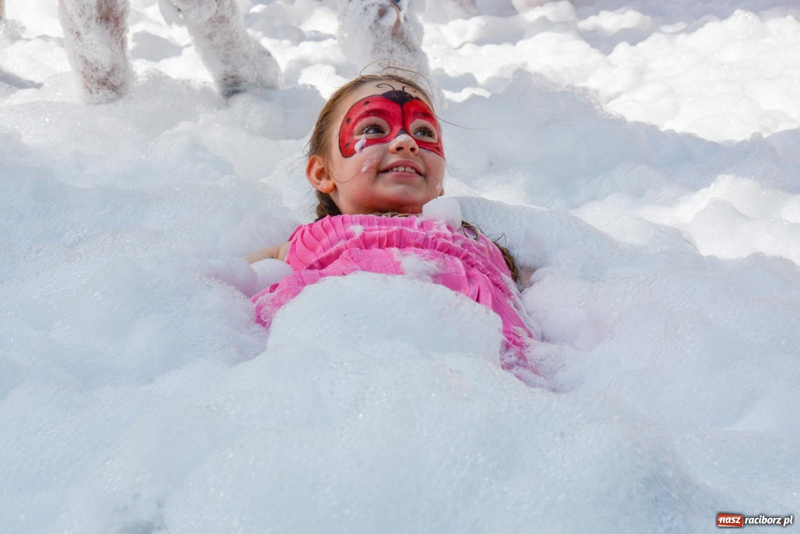 Zdjęcie w galerii na portalu naszraciborz.pl: Piana party i recyklingowi bohaterzy. Rodzinna niedziela w Krzanowicach [FOTO i WIDEO] wiadomości z regionu