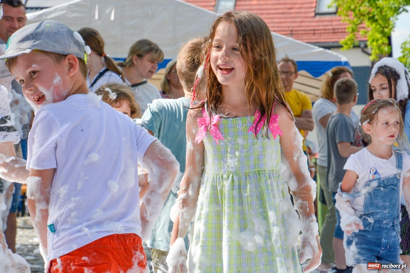 Zdjęcie w galerii na portalu naszraciborz.pl: Piana party i recyklingowi bohaterzy. Rodzinna niedziela w Krzanowicach [FOTO i WIDEO] wiadomości z regionu